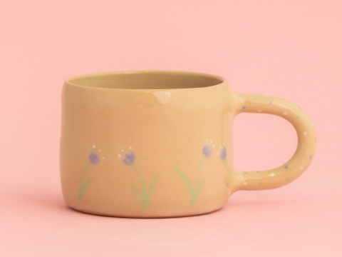 Zawsze kur*a coś w fioletowe tulipanki 350ml (w śodku tulipanek + białe kropki) Zawsze kur*a coś w fioletowe tulipanki 350ml (w śodku tulipanek + białe kropki)