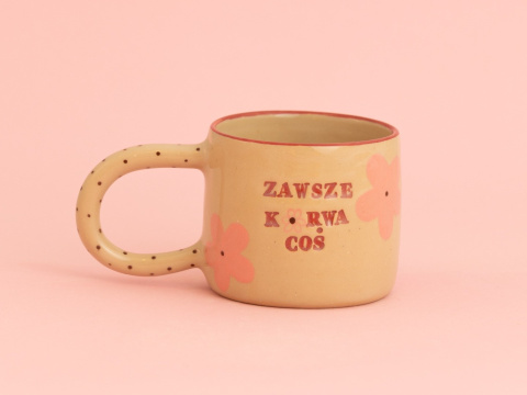 Zawsze kur*a coś w różowe kwiaty 300ml (w śodku 3 kwiatuszki) Zawsze kur*a coś w różowe kwiaty 300ml (w śodku 3 kwiatuszki)