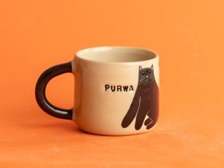 09. PURWA - kot czarny sziedzący