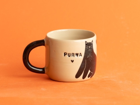 11. PURWA - kot czarny sziedzący, serduszka