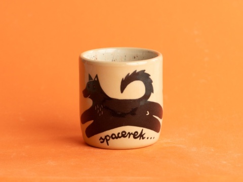 16. SPACEREK - czarny piesek, serduszka, czarka