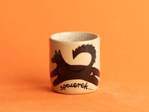 16. SPACEREK - czarny piesek, serduszka, czarka