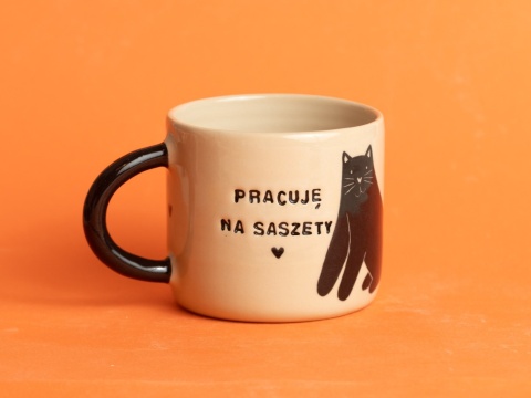 65. PRACUJĘ NA SASZETY - czarnysiedzący kot, serduszka (2)