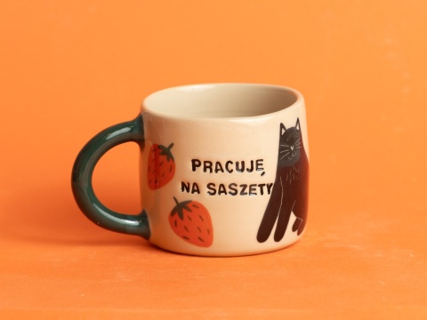67. PRACUJĘ NA SASZETY - czarny siedzący kot, truskawki - mały