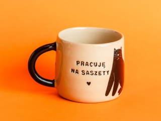 PRACUJĘ NA SASZETY - czarny kot + serduszka (2)