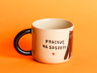 PRACUJĘ NA SASZETY - czarny kot + czerwone serduszka