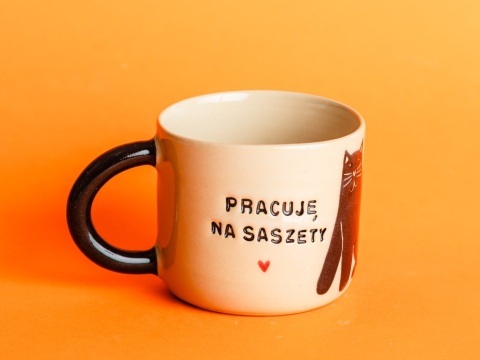 PRACUJĘ NA SASZETY - czarny kot + czerwone serduszka