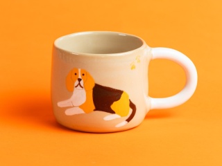 kubek piesek beagle - leżący