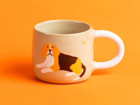 kubek piesek beagle - leżący