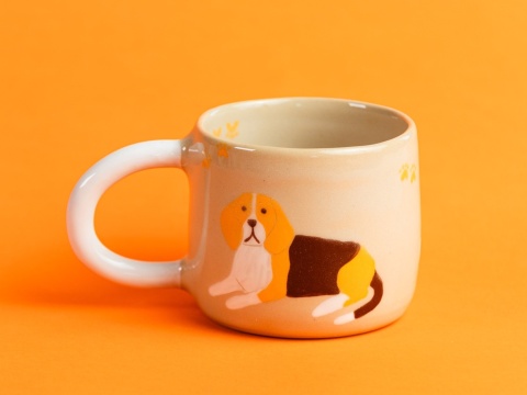kubek piesek beagle - leżący