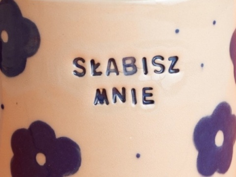 26. SŁABISZ MNIE - w granatowe kwiaty, kropeczki